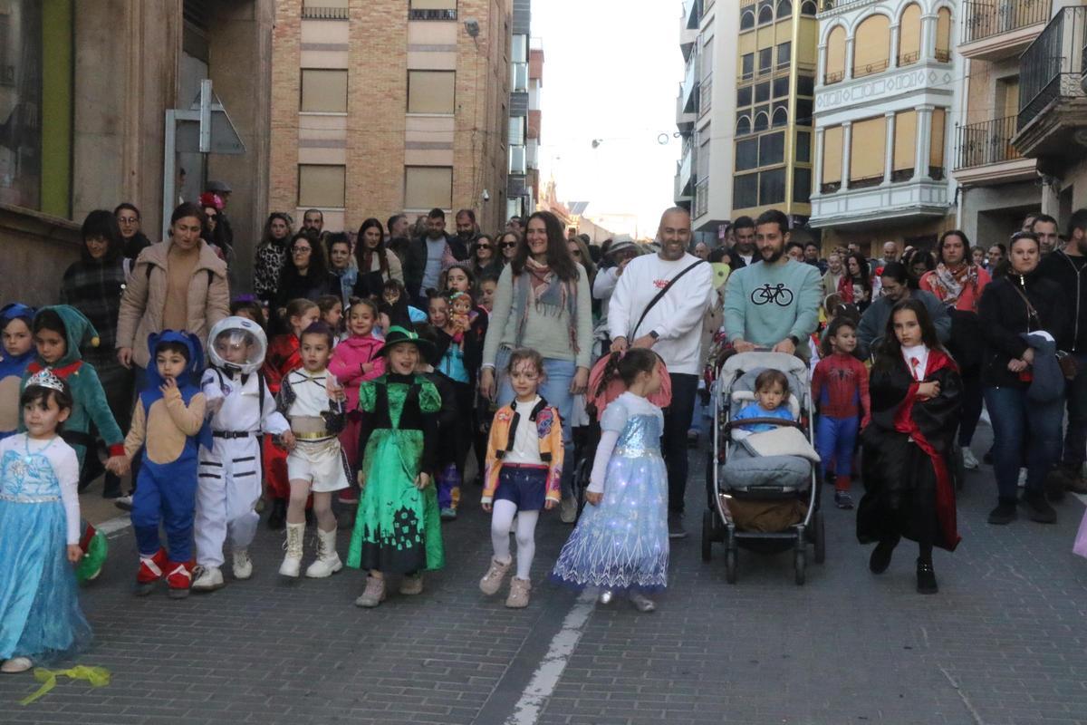 Numerosas familias participando en esta última edición del Carnaval infantil.