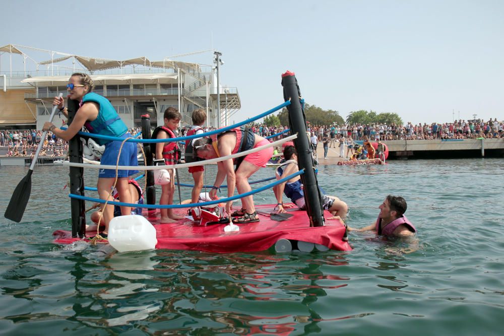 Regata de barcos locos en La Marina de València