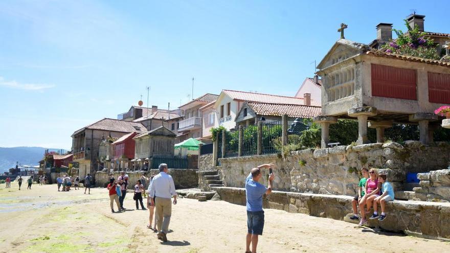 Turistas en Combarro.