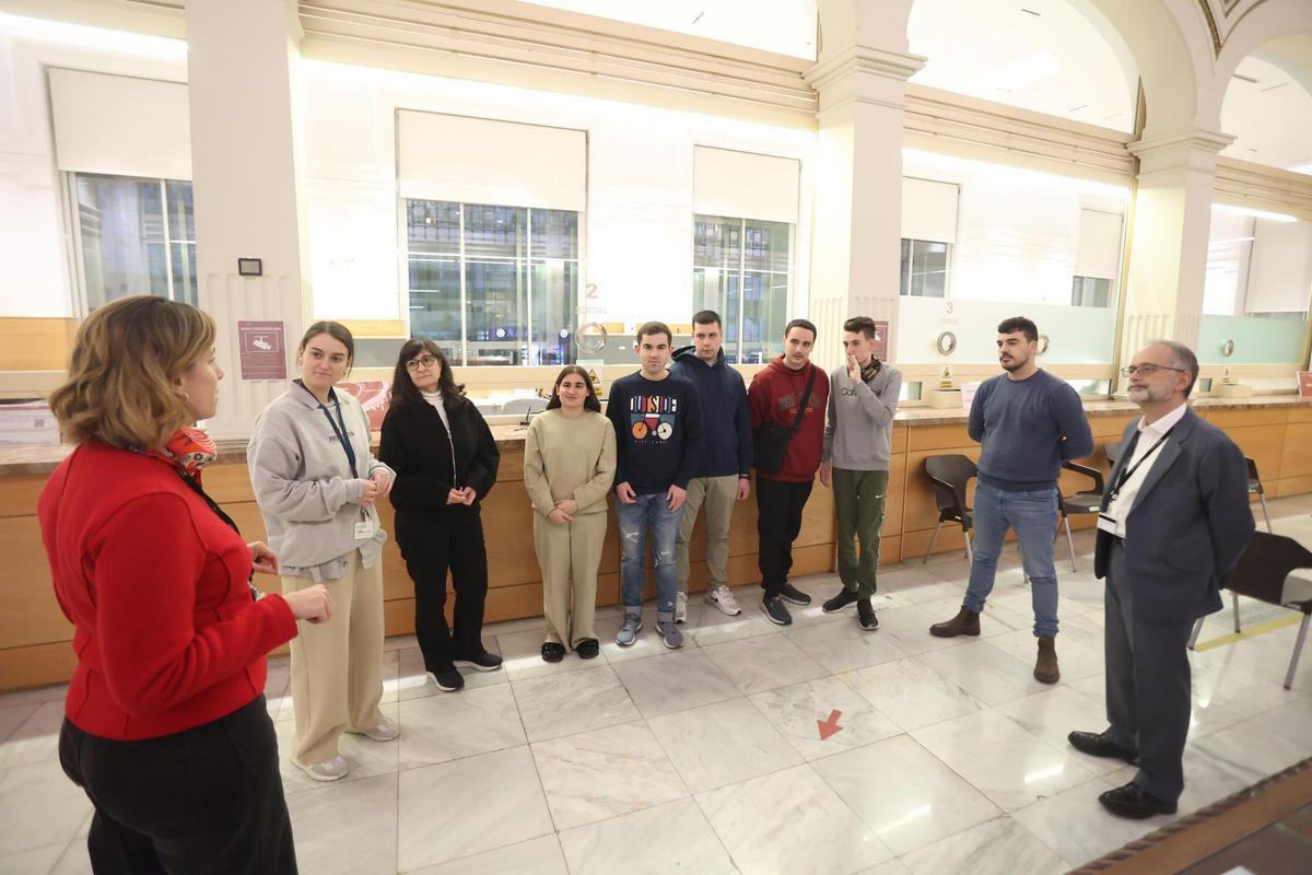 Participantes en el Taller de Vida Adulta de Asperga, ayer, durante la sesión formativa de educación financiera en la sede del Banco de España de A Coruña.