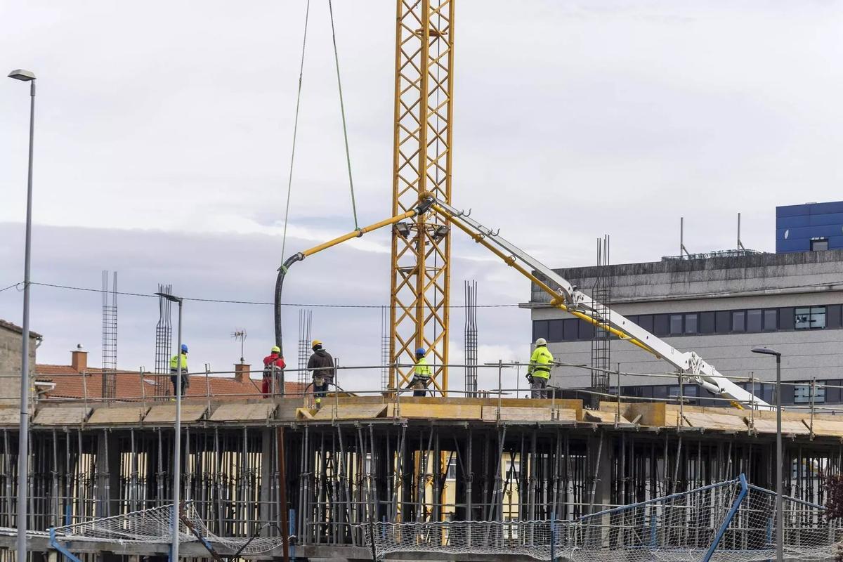 Varios operarios trabajando en un edificio en construcción en Santiago