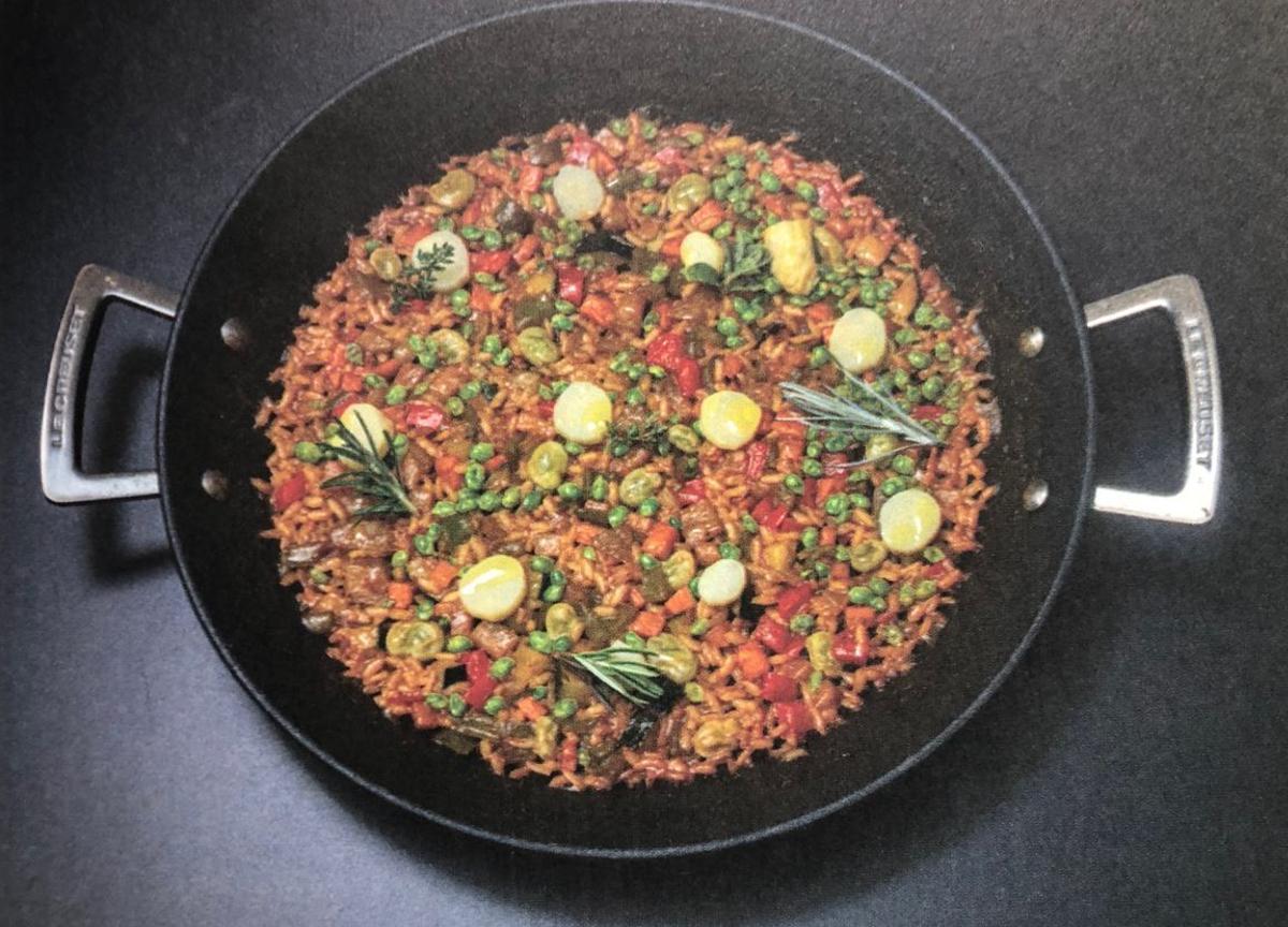 Arròs de verdures de temporada, una de les receptes de Paco Pérez incloses en el llibre.