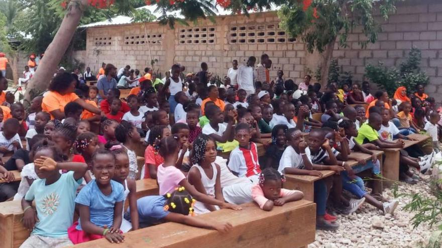 Un grupo de niños que participa en el campamento de la ONG Visión Solidaria.