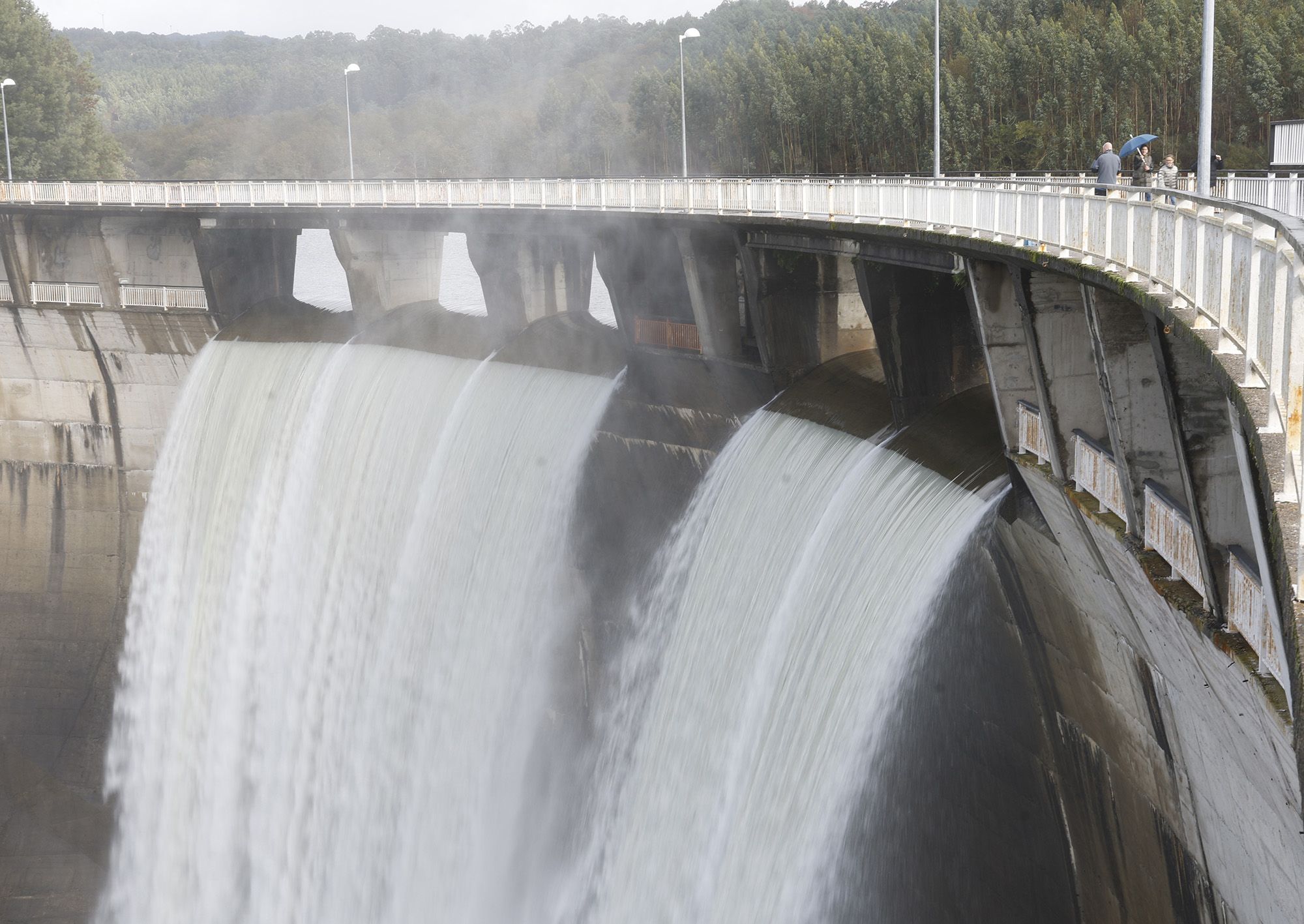 Vista aérea del embalse de Eiras este domingo, con las compuertas abiertas