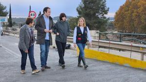 Visita de Morant y Bernabé, junto al alcalde Morell, al puente Mabey instalado por la UME.