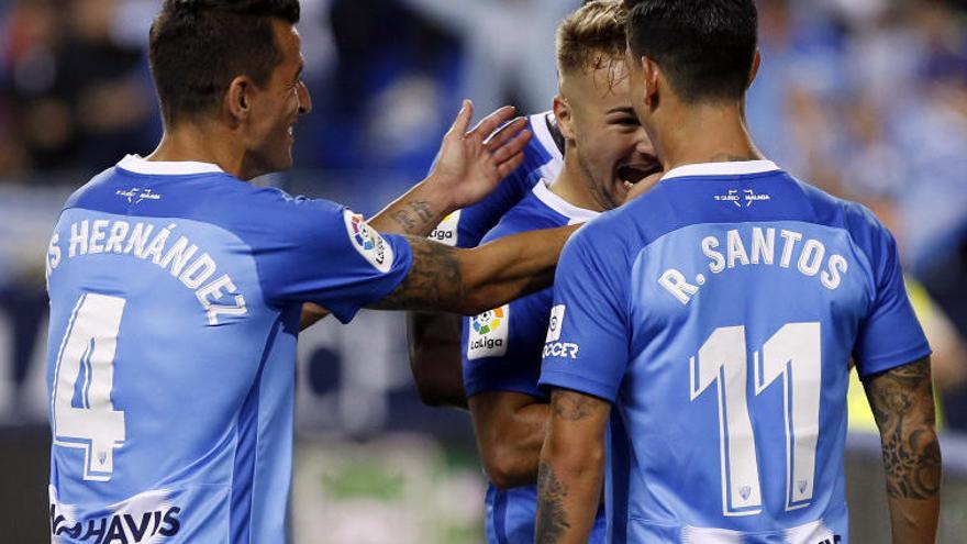 Luis Hernández y Renato Santos felicitan a Ontiveros, tras anotar el 2-0 ante el Real Oviedo al filo del descanso.