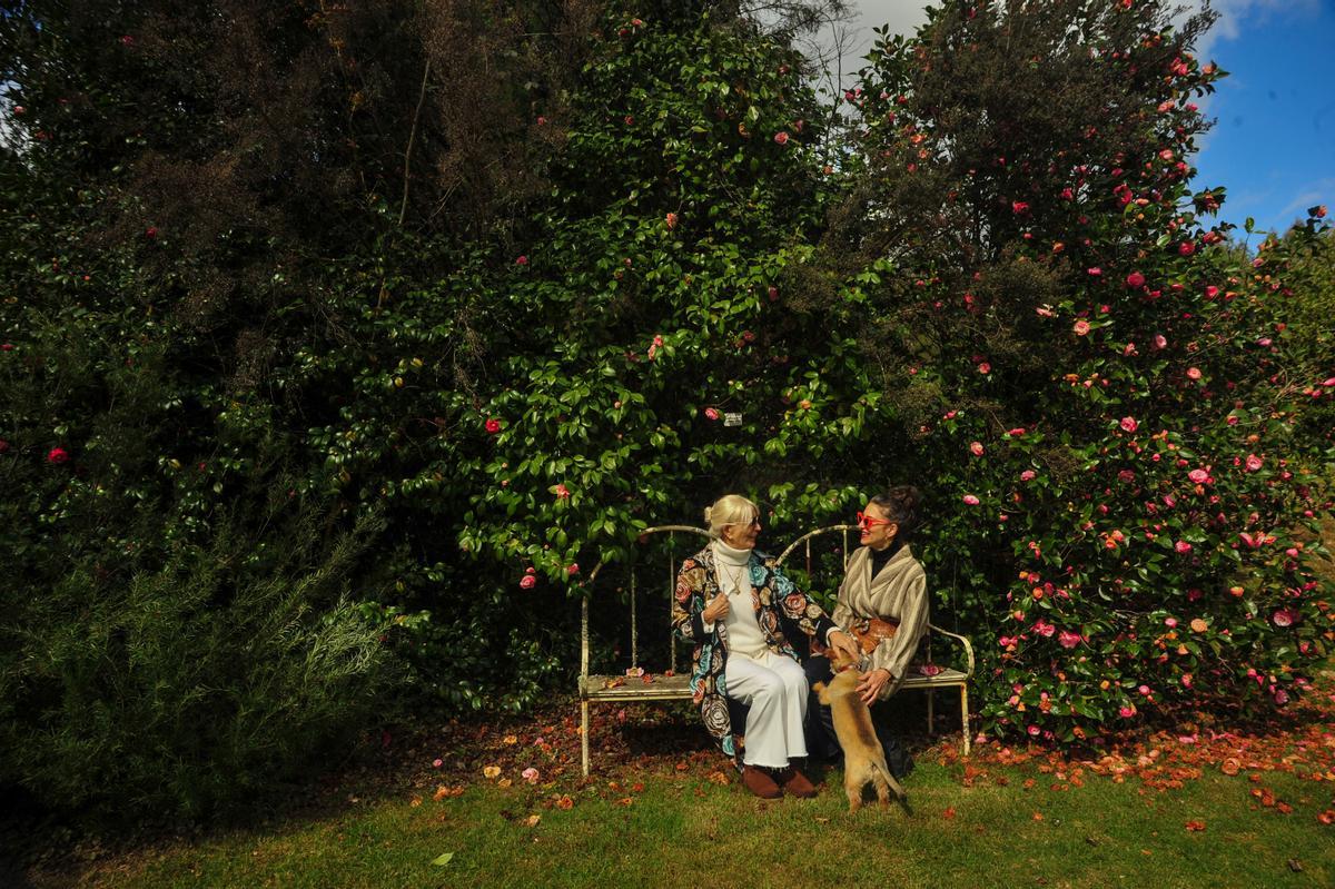 Madre e hija, sentadas en el Banco Magritte, situado en la Pradera del Té