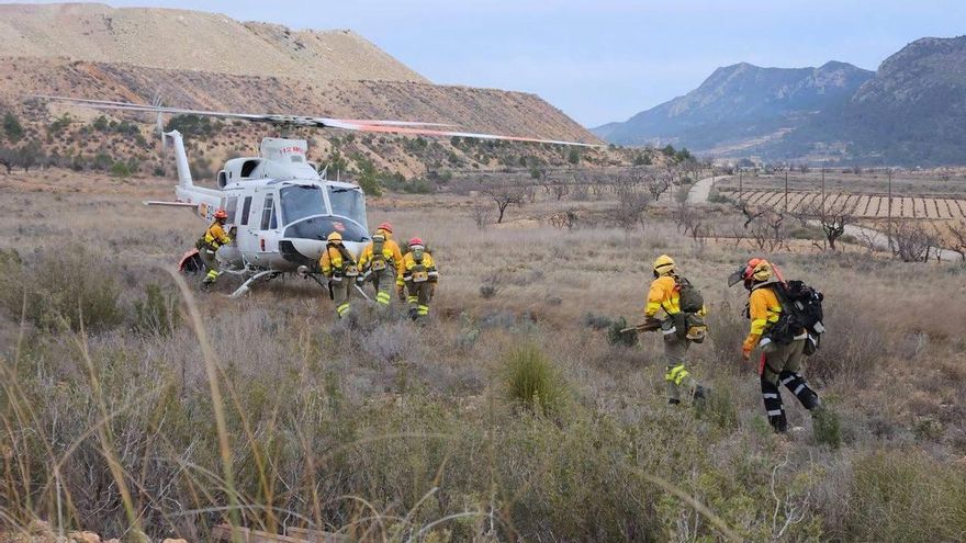 Un helicóptero de la Región de Murcia ayuda a apagar un incendio forestal en Alicante