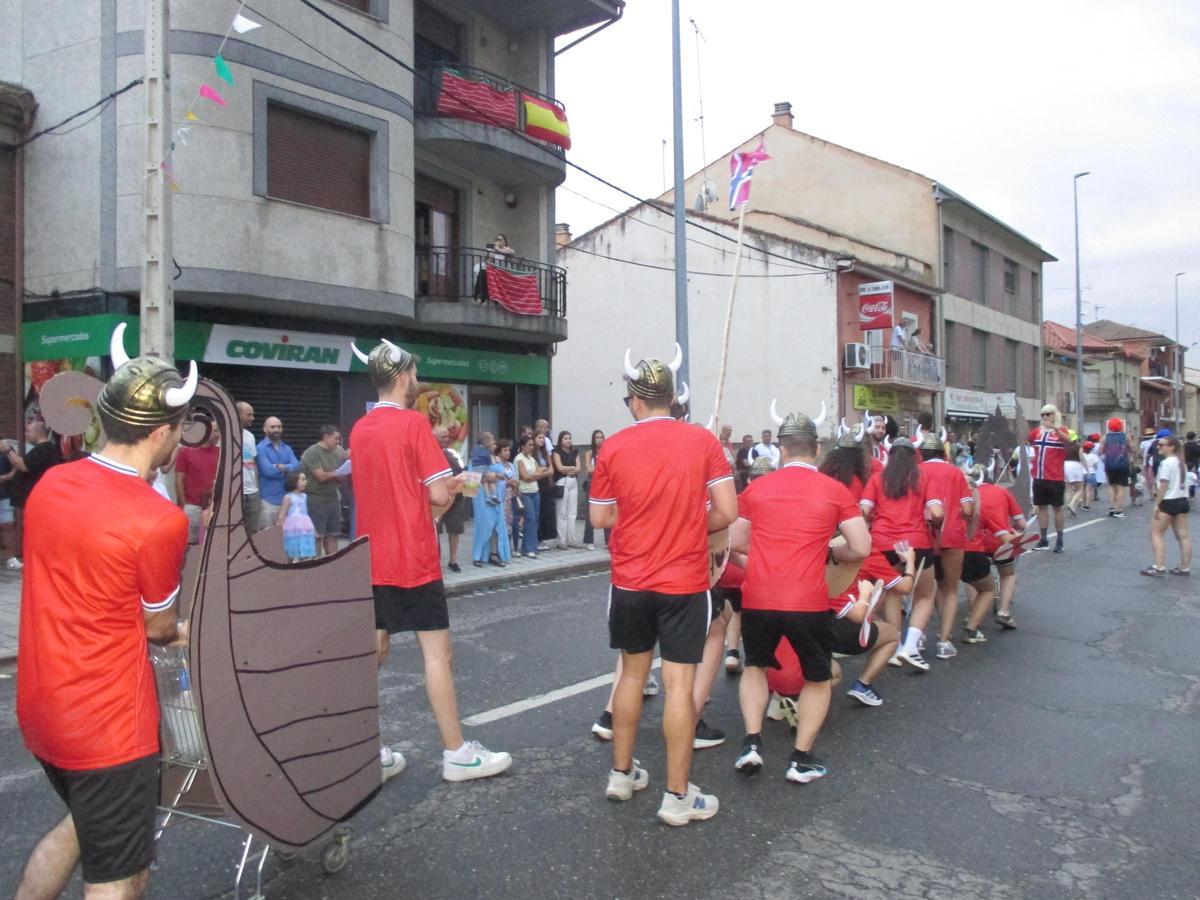 GALERÍA | Camarzana de Tera se despide de sus fiestas con el Desfile de Carrozas GALERÍA | Camarzana de Tera se despide de sus fiestas con el Desfile de Carrozas