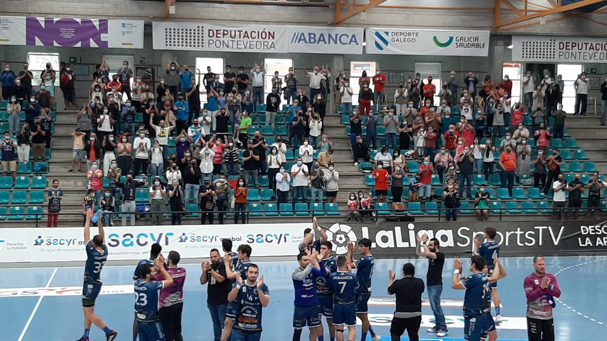 La plantilla del Cangas celebra con su afición el punto ante el Valladolid.