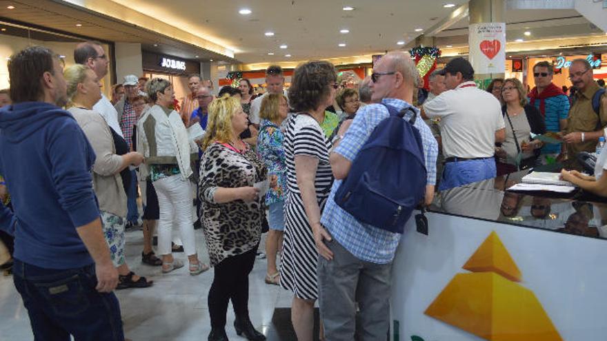 El grupo de turistas durante su parada en el punto de información del centro comercial.