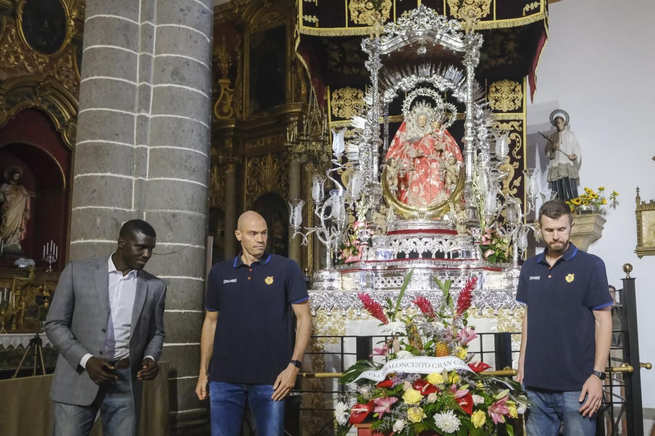 Visita de la plantilla del Granca a la Virgen del Pino