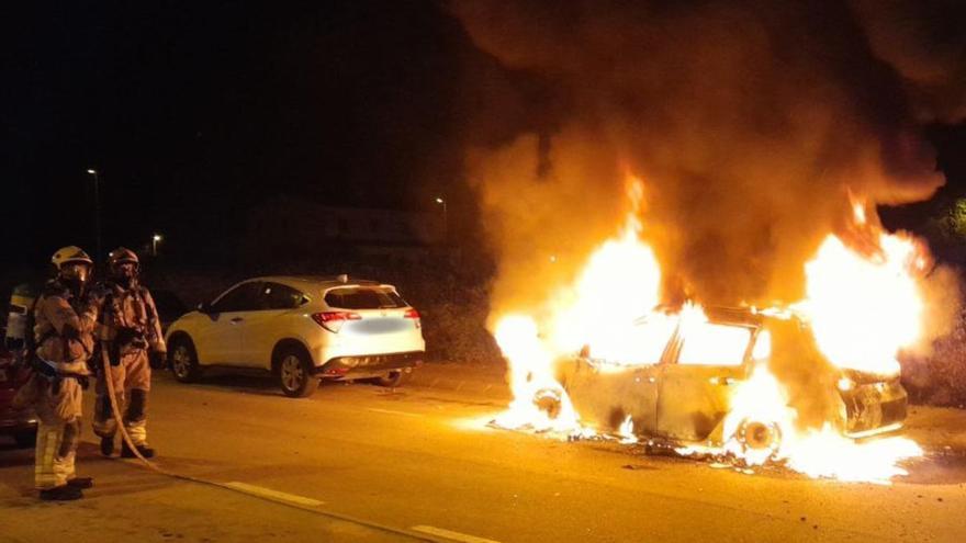 Cremen dos cotxes de matinada a Vilatenim