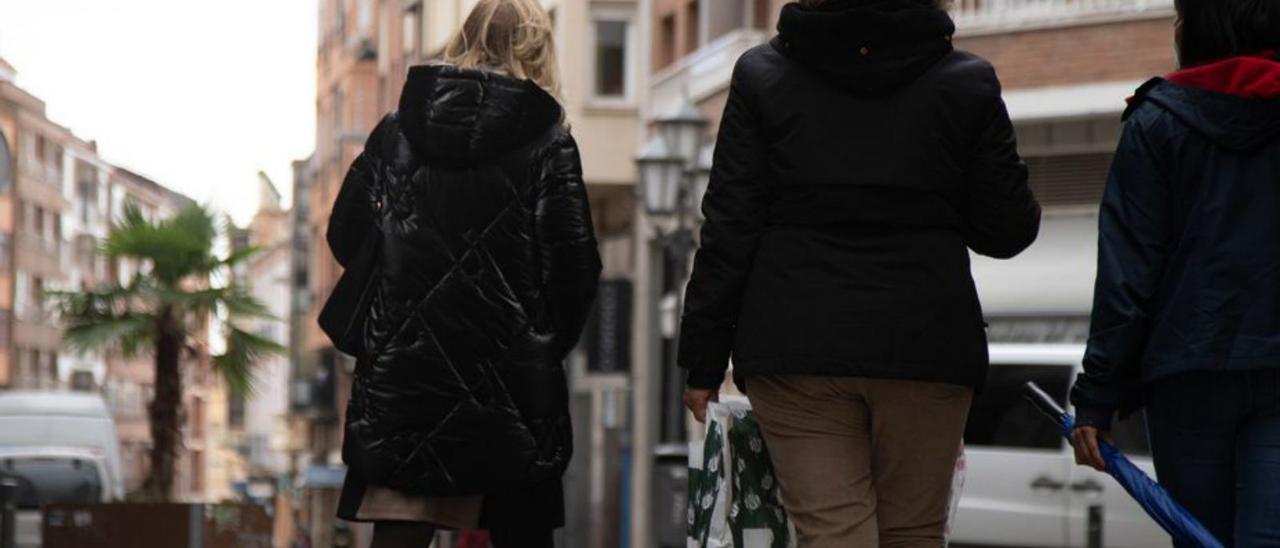 Personas con bolsas de la compra