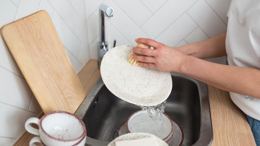 No hagas esto en tu lavavajillas: el motivo por el que no se debe dar un agua a los platos antes de meterlos