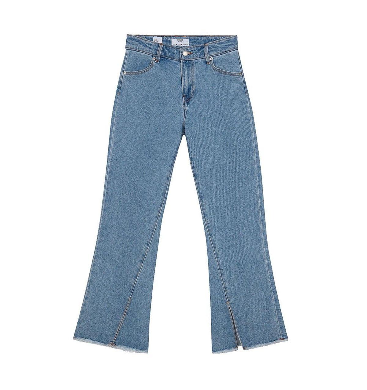 Jeans Kick Flare de Bershka. (Precio: 25, 99 euros)