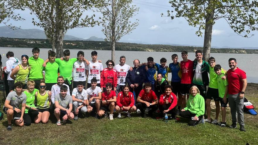 Los palistas y entrenadores de los clubes zamoranos posan juntos en Cazalegas.