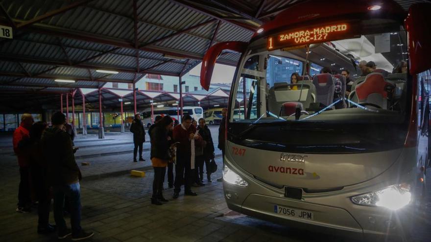 Viajeros suben a un autobús en Zamora con destino Madrid.