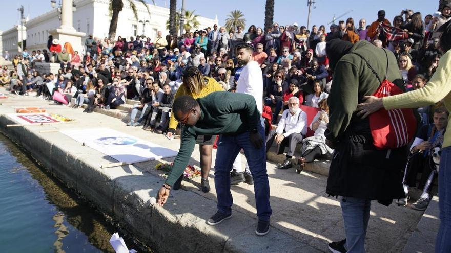 Un momento del homenaje que tuvo lugar ayer en el Puerto de la ciudad.