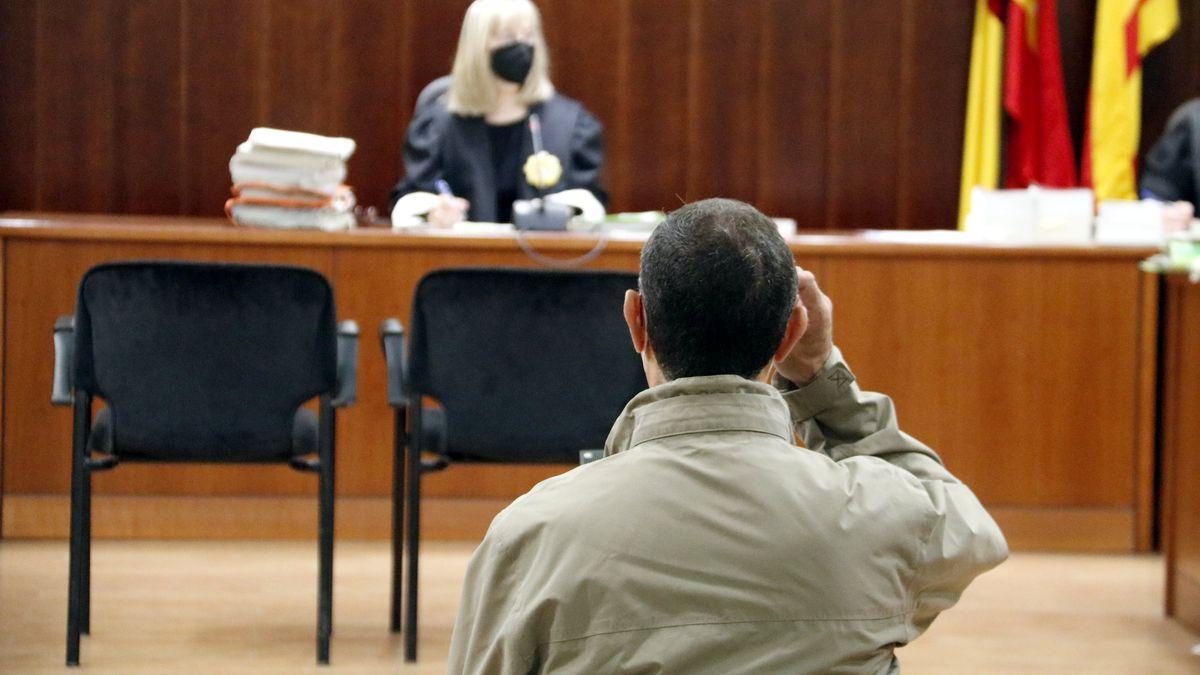 Lacusat de violar la seva neboda, assegut a l&#039;Audiència de Lleida durant el judici, amb la presidenta de la Sala al fons