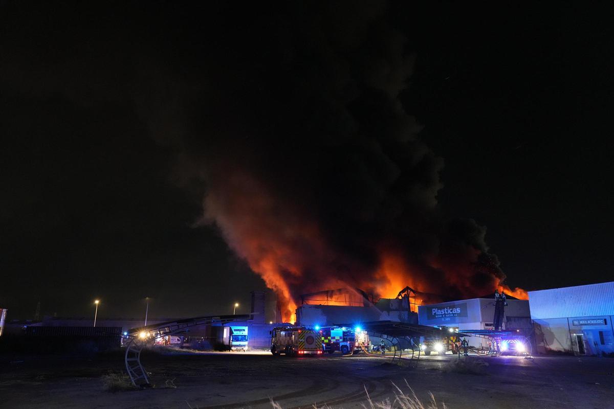 Galería de imágenes: Incendio en la Ciudad del Transporte de Castelló