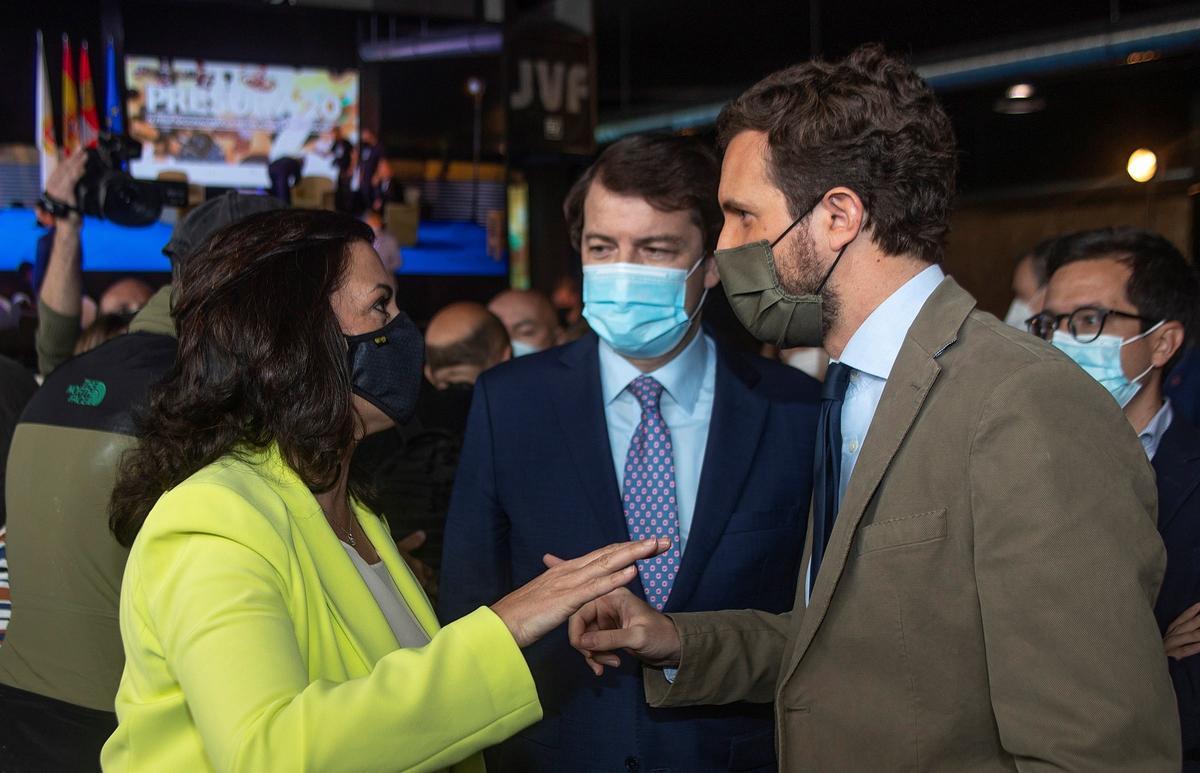 El líder del PP, Pablo Casado, charla con los presidentes de La Rioja, Concha Andreu, y Castilla y León, Alfonso Fernández Mañueco, este 28 de mayo en Soria.