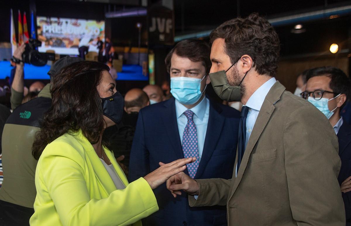 El líder del PP, Pablo Casado, charla con los presidentes de La Rioja, Concha Andreu, y Castilla y León, Alfonso Fernández Mañueco, este 28 de mayo en Soria. 