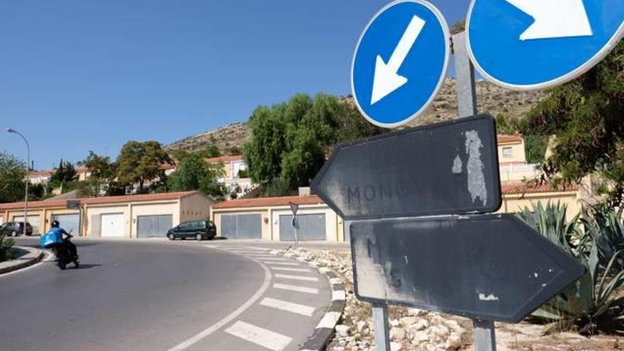 La señalización indicativa se encuentra en un estado lamentable en el casco urbano de Elda y genera confusión entre los conductores y peatones que visitan la ciudad.