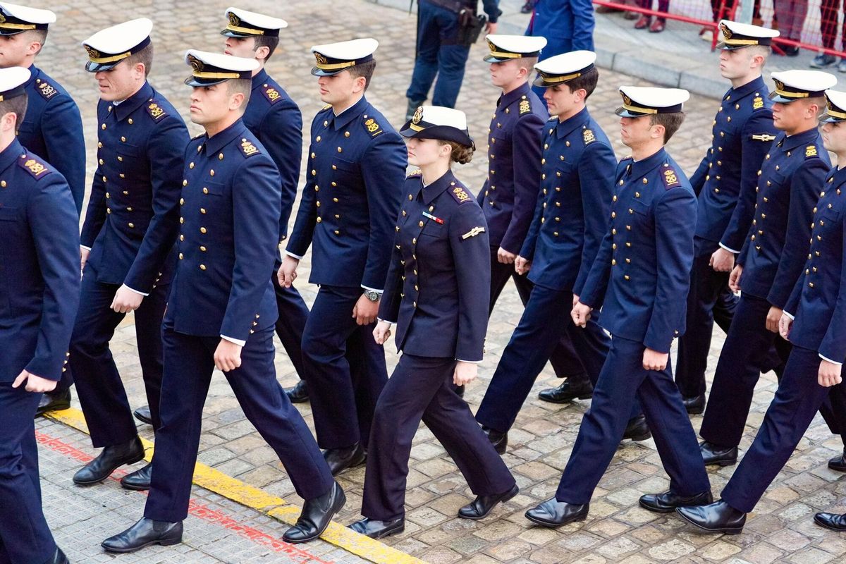 La Princesa de Asturias, Leonor, llega junto a sus compañeros guardiamarinas al convento de Santo Domingo de Cádiz para asistir a la tradicional misa antes de la salida en procesión con la imagen de La Galeona hasta el muelle del puerto, donde embarcará en el buque escuela de la Armada española Juan Sebastián de Elcano para iniciar la travesía del 97 crucero de instrucción. EFE/ Roman Ríos