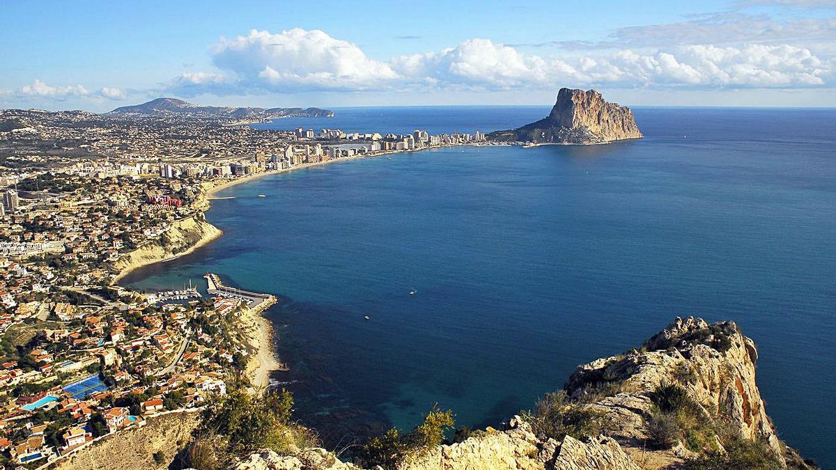 Panorámica de Calp con el Peñón de Ifach al fondo. |