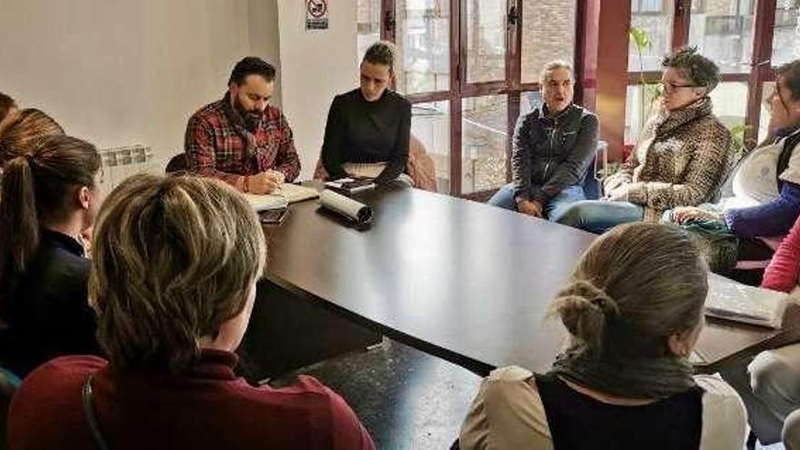 Gobierno, trabajadores y empresa en la reunión de ayer. // D.P.