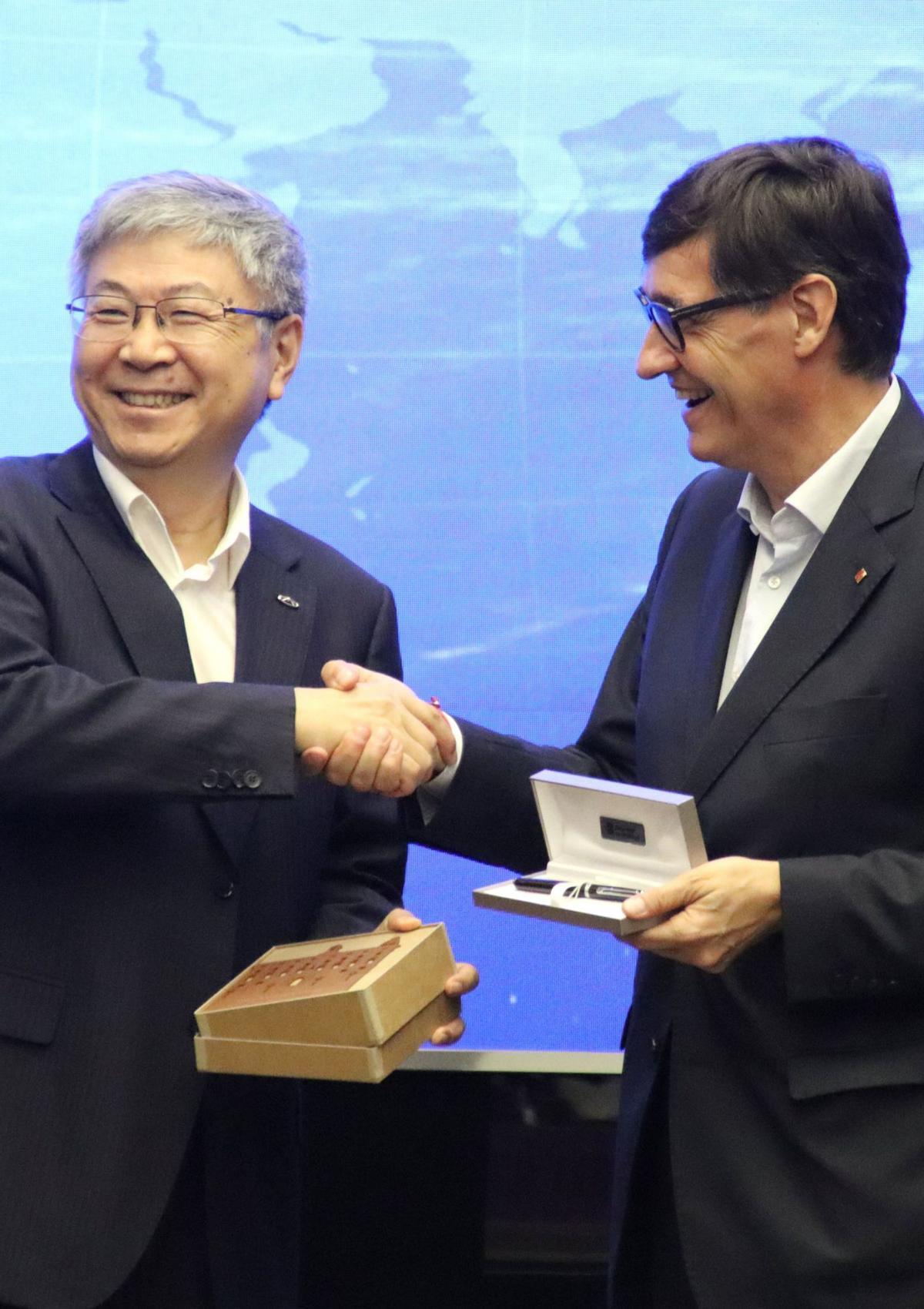 El president Salvador Illa amb el president de l’empresa Chery, Yin Tongyue.  | ARNAU CARBONELL VIDAL / GOVERN