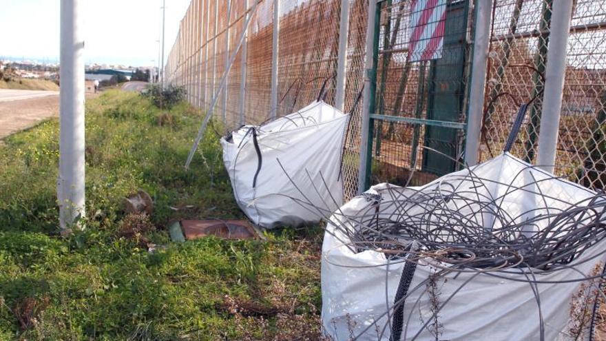 Trabajos de retirada de la sirga tridimensional de Melilla.