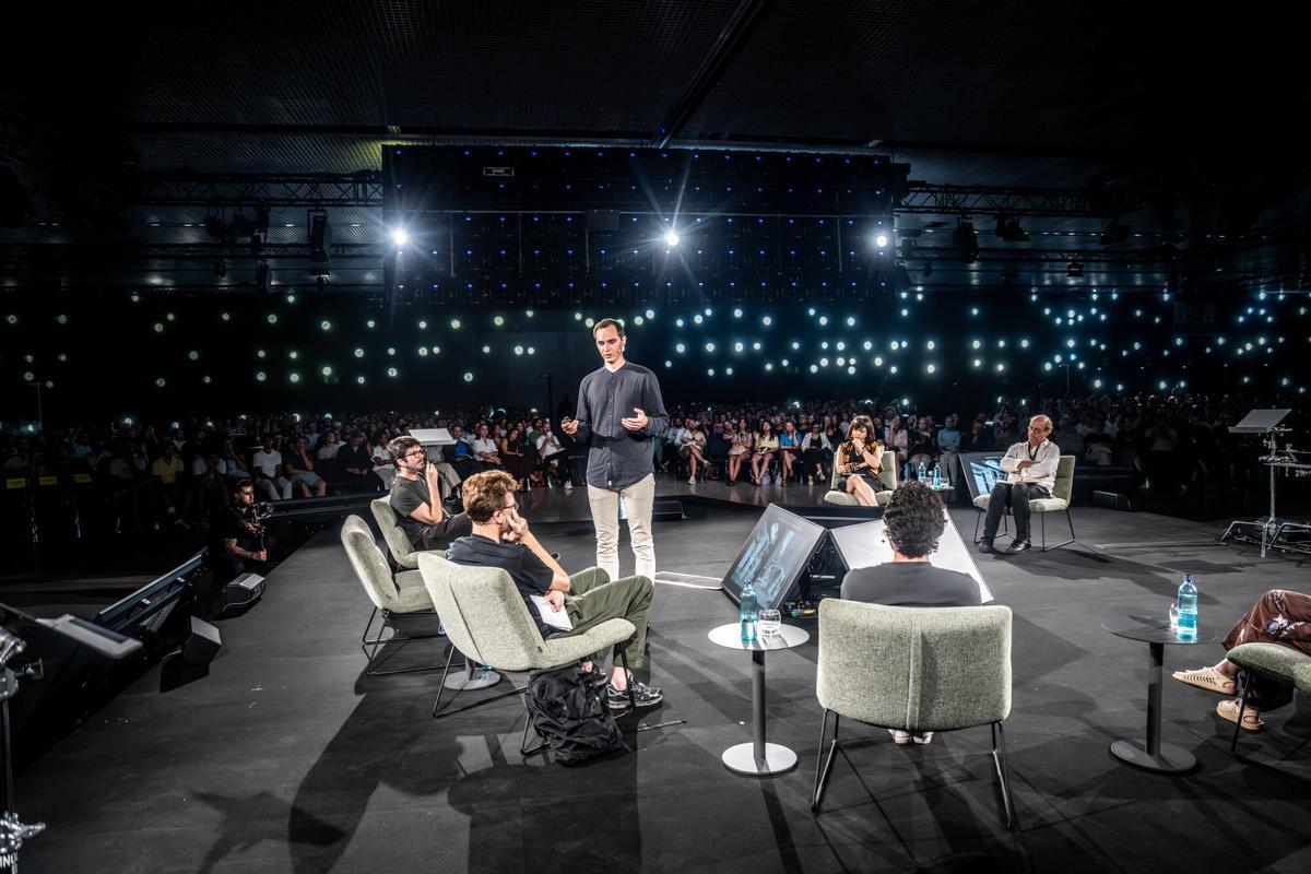 Sesión plenaria del Congreso Mundial de Arquitectos en el Centro de Convenciones Internacionales de Barcelona (CCIB), este lunes.