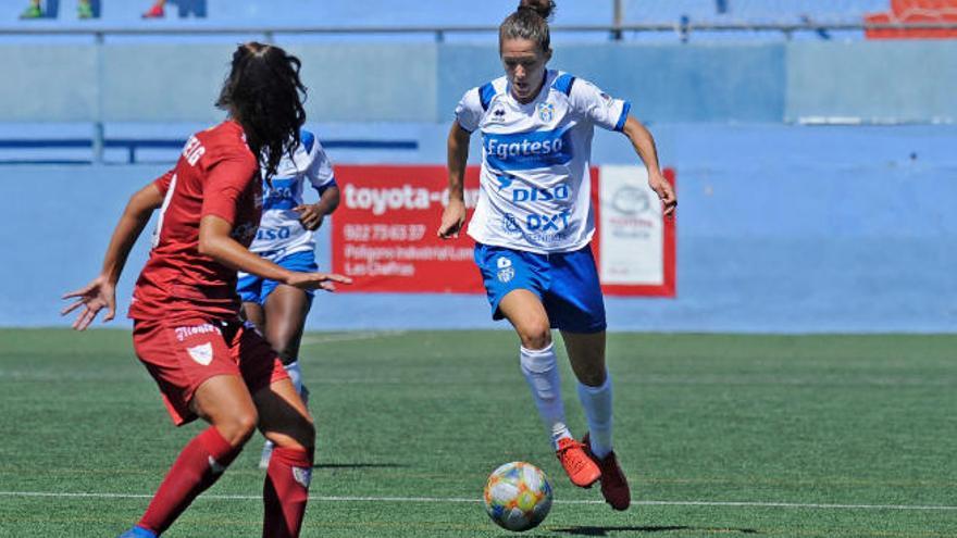 Eva Llamas sale con el balón controlado, durante el duelo ante la EDF Logroño.