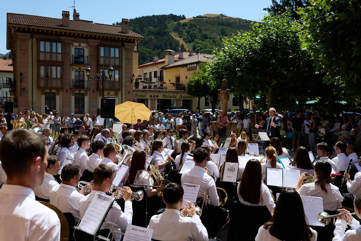 Las bandas valencianas amenizaron el ambiente festivo.