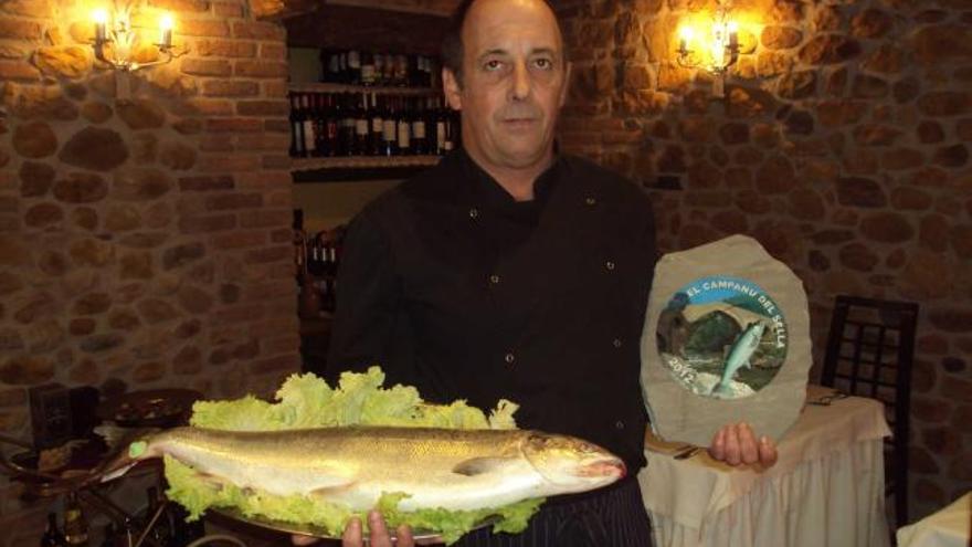 César Llosa Guadalupe, ayer, con el campanu del Sella, en Cangas de Onís.