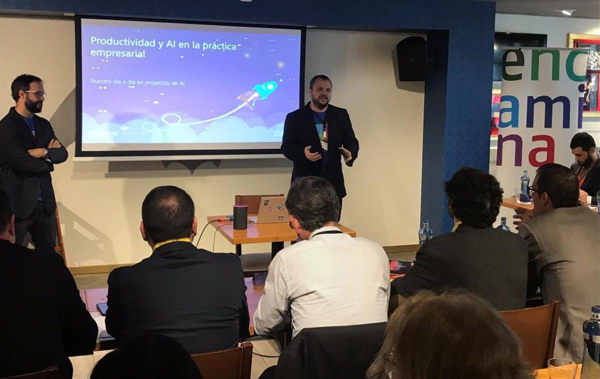 Sergio Hernández y Alberto Díaz, miembros de la Dirección Tecnológica de Encamina, durante el Propulsion Lab.