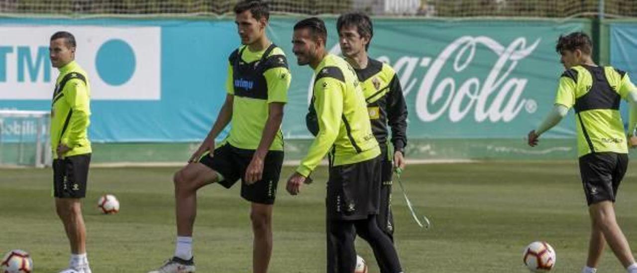 El entrenador Pacheta, en el centro junto a Dani Calvo y Xavi Torres en el entrenamiento del viernes.