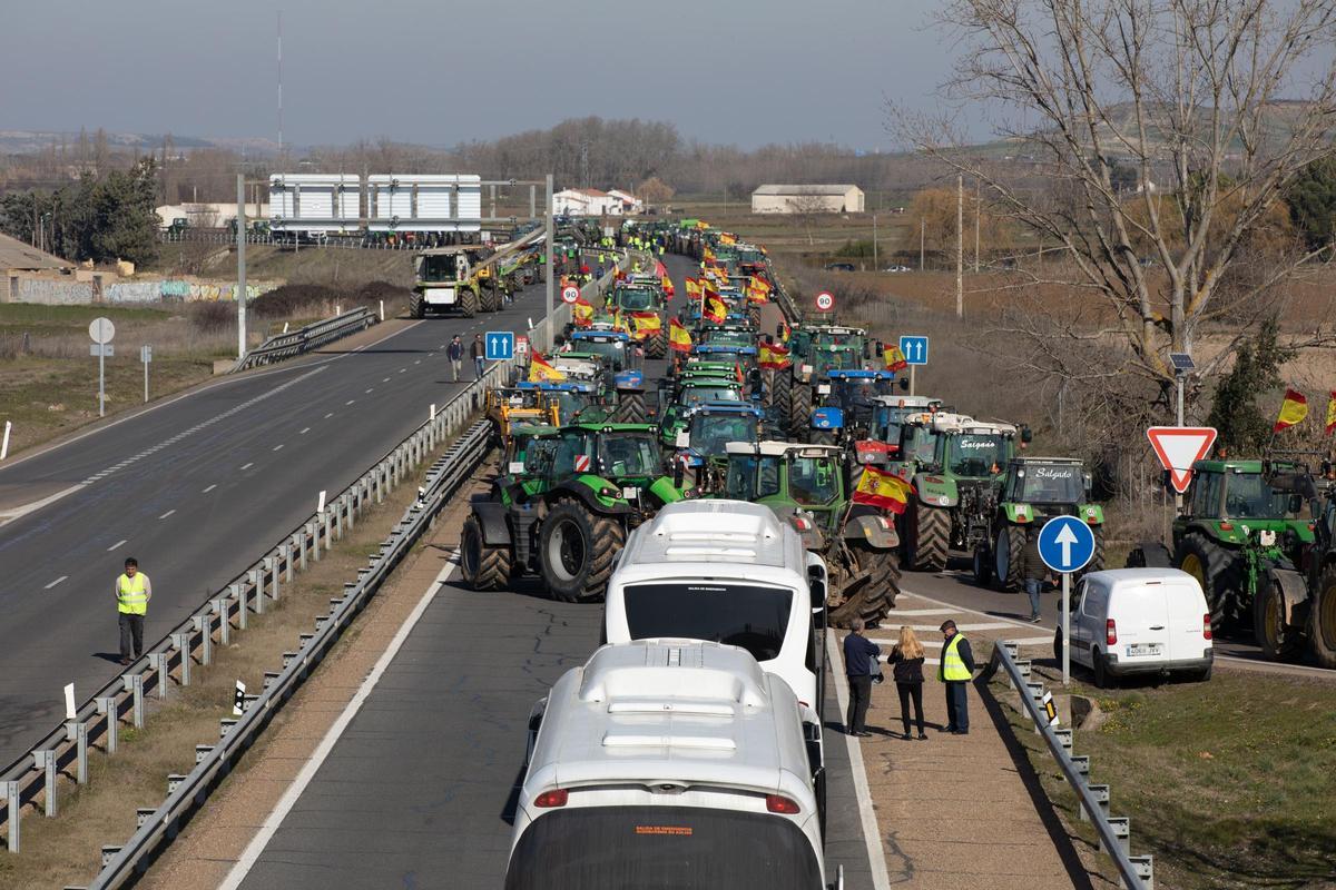 TRACTORADA AGRICULTORES ZAMORA Los agricultores bloquean los