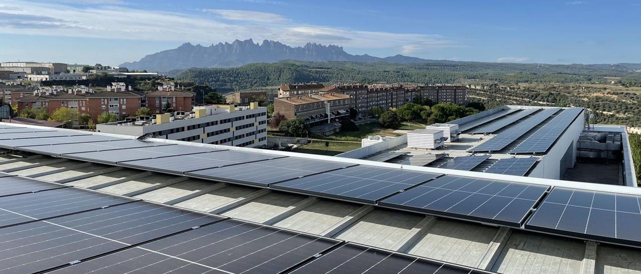 Plaques solars a la teulada de l’edifici de l’Hospital Sant Joan de Déu de Manresa
