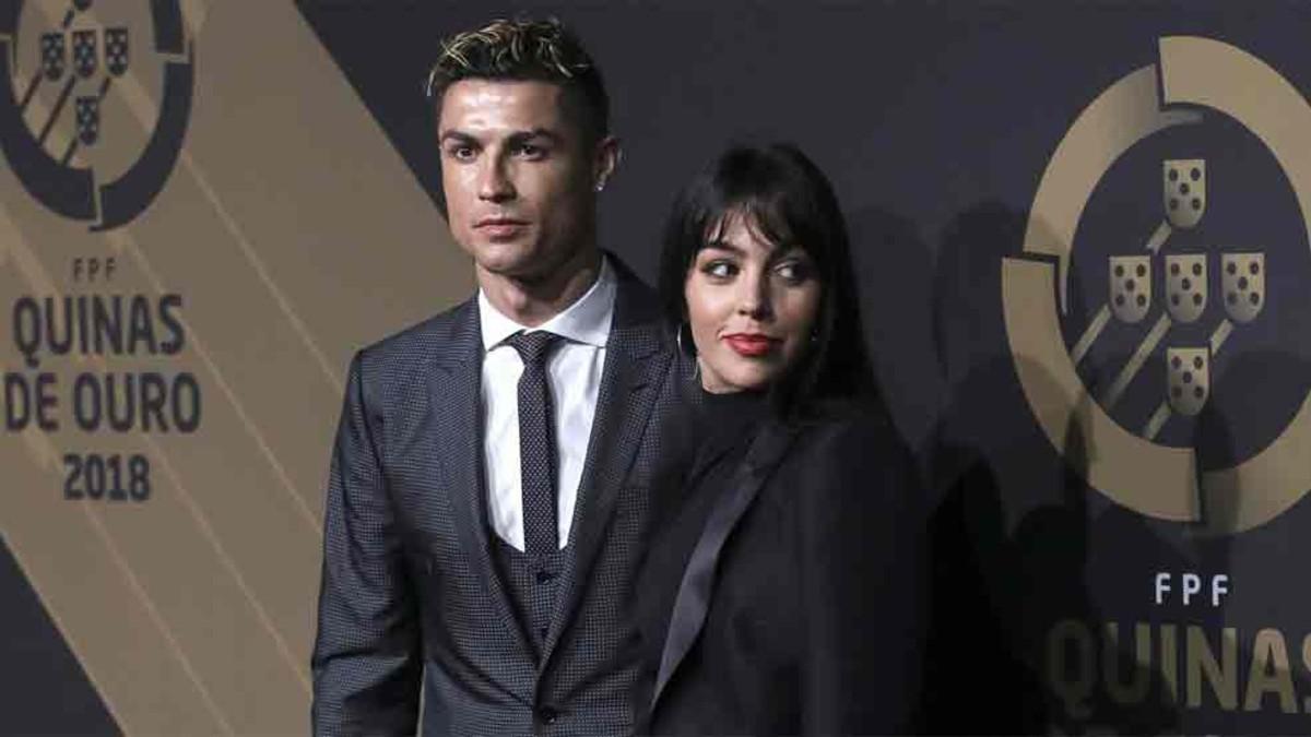 Cristiano Ronaldo, junto a Georgina Rodríguez, recibió el premio al mejor jugador portugués