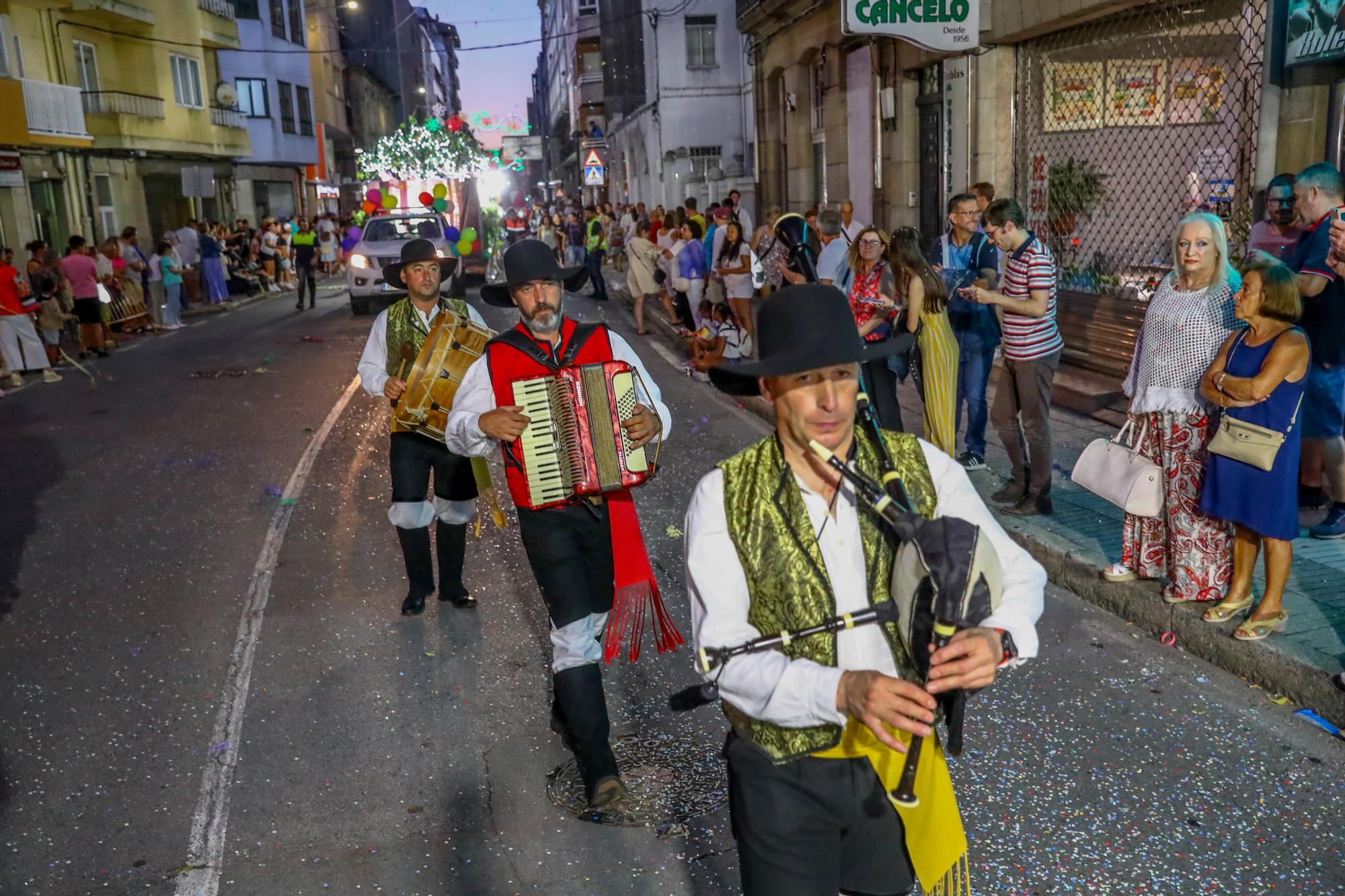 Así transcurrió el desfile de carrozas que sirvió de colofón a la fiesta de San Roque 2023, en Vilagarcía.