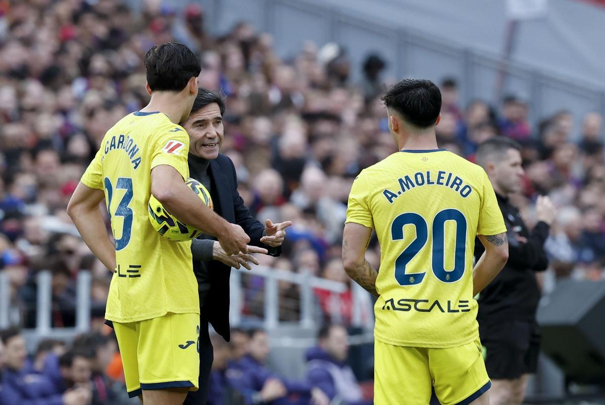 Marcelino dialoga con Cardona y Moleiro.