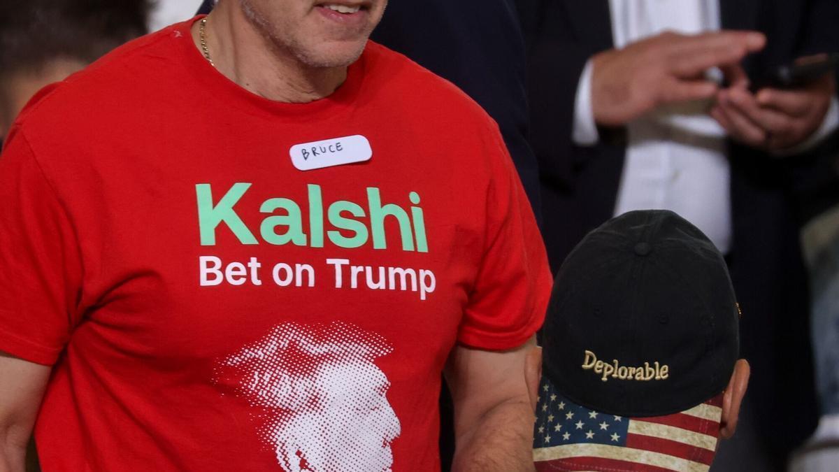 Un assistent porta una samarreta de "Kalshi Bet on Trump" mentre arriba per a un esdeveniment amb el president nord-americà Donald Trump a l'interior d'Eugene Levy Fieldhouse al Rockland Community College de Suffern, Nova York, EUA, el divendres 22 de maig de 2026.