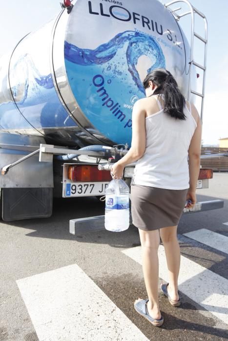 La Bisbal comença a repartir aigua potable amb un camió cisterna
