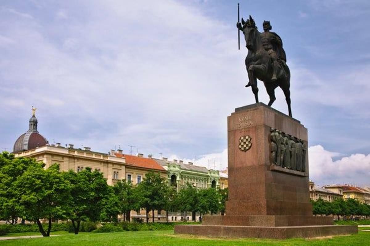 Monumento de Kralj Tomislav en la plaza homónima de Zagreb. Kralj Tomislav fue el primer rey croata y el fundador de la ciudad.