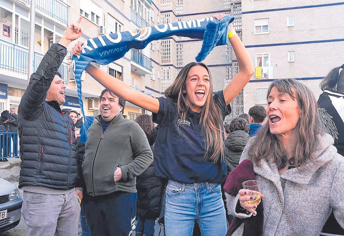 Jugadoras del club de básquet de San Blas, celebrando el premio. | Borja Sánchez-Trillo El actor Amadeo Martín y, al fondo, Ángel Alda, en la administración logroñesa. | EP MADRID, 22/12/2024.- Celebración en el club de baloncesto madrileño Distrito Olímpico, al que ha ido a parar la mitad del Gordo, el 72.480, que compró los décimos en la administración de Logroño en la que ha caído íntegramente el primer premio de la Lotería de Navidad. El club, ubicado en el distrito de San Blas-Canillejas cuenta con equipos masculinos y femeninos en categorías de formación y Tercera FEB. Habitualmente compra la lotería de Navidad en esta administración, aunque no está abonado al número premiado en el sorteo extraordinario. EFE/Borja Sánchez-Trillo