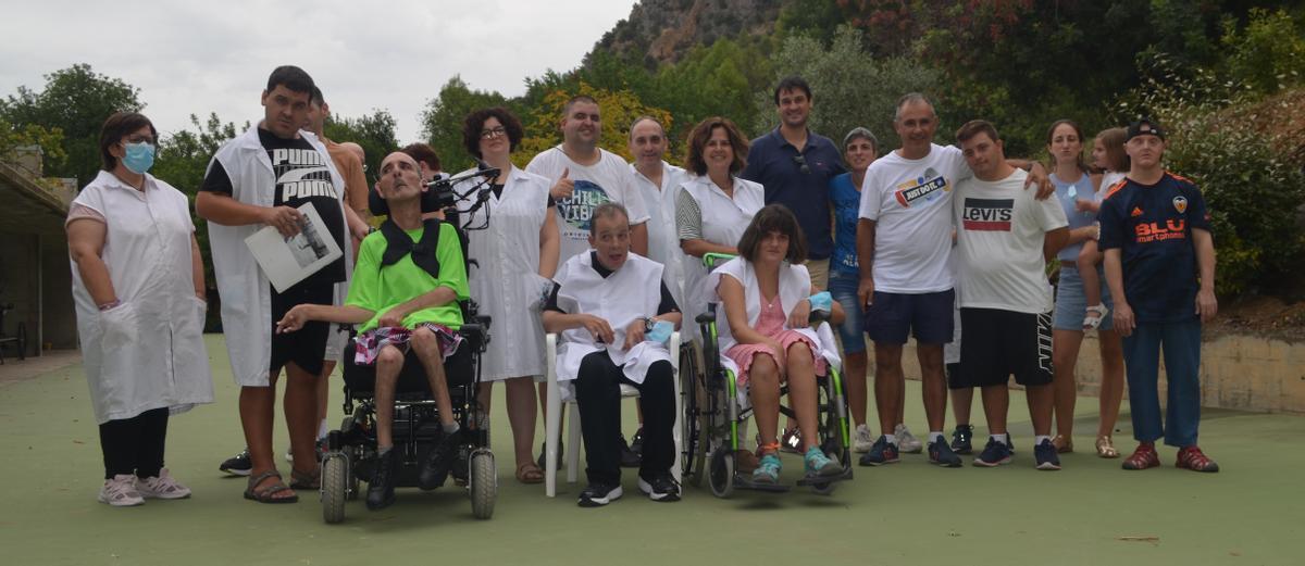 Genovés II, junto a profesionales y usuarios del Centro Ocupacional de la Costera.