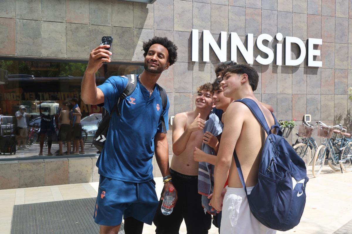 Braxton Key se hace fotos con unos seguidores